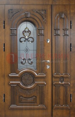 Коричневая двухстворчатая железная дверь с МДФ и витражом ВЖ-32 в Калуге