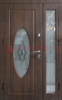 Коричневая двухстворчатая железная дверь с МДФ и витражом ВЖ-33 в Калуге